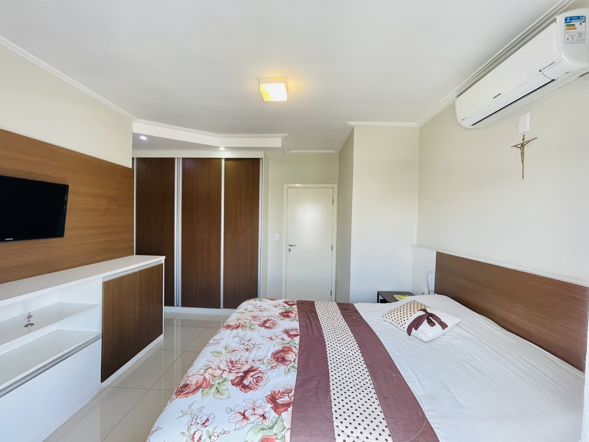 Casa à venda com 3 dormitórios no Condomínio Moema Ville em Pindamonhangaba/SP.