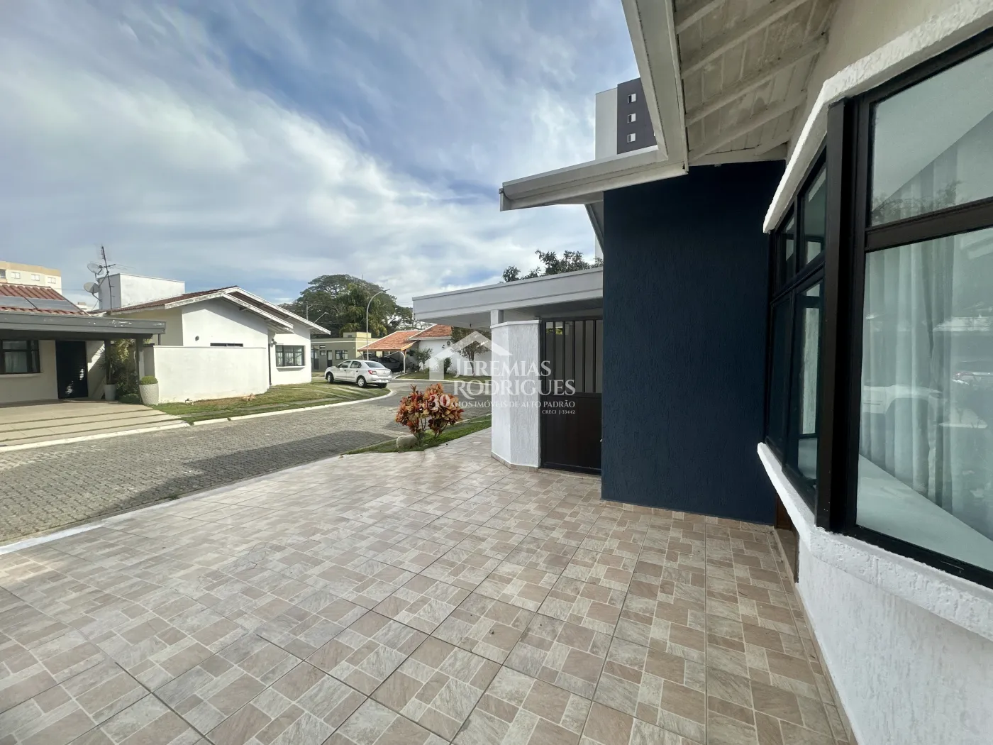 Casa para venda e locação com 4 dormitórios no Condomínio Alto dos Pinheiros em Taubaté/SP.