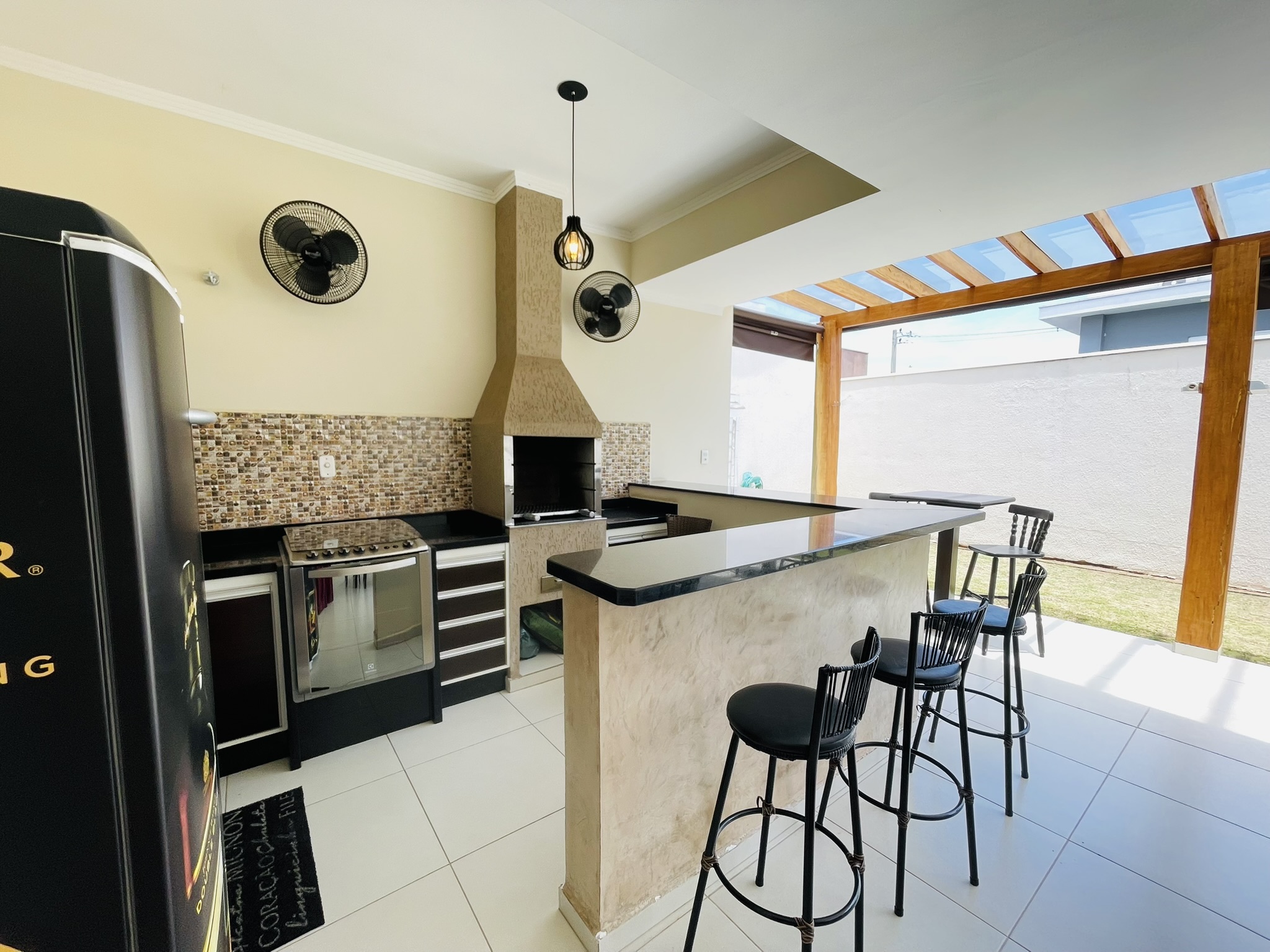 Casa à venda com 3 dormitórios no Condomínio Moema Ville em Pindamonhangaba/SP.