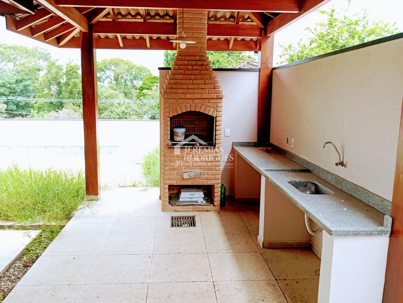Casa à venda e locação com 4 suítes no Condomínio Colonial Village I em Pindamonhangaba/SP.