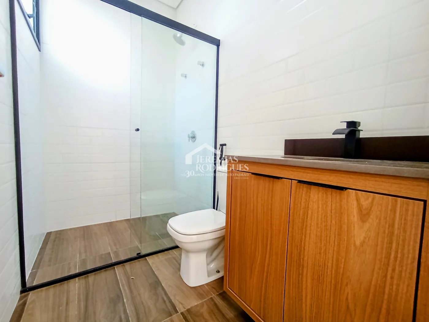 Casa à venda com 3 suítes no Condomínio Campos do Conde II em Tremembé/SP.