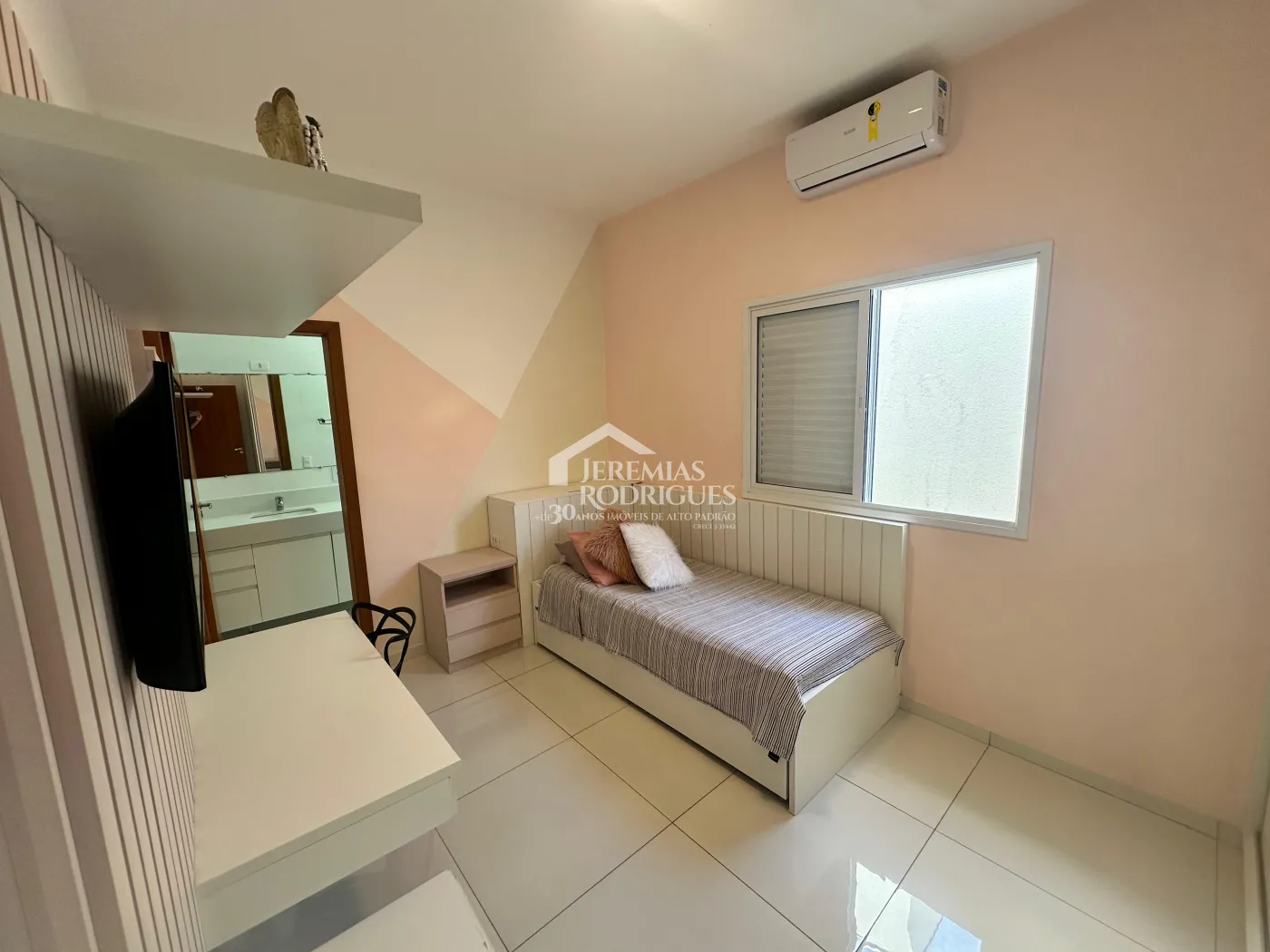 Casa mobiliada para locação com 3 suítes no Condomínio Real Ville em Pindamonhangaba/SP