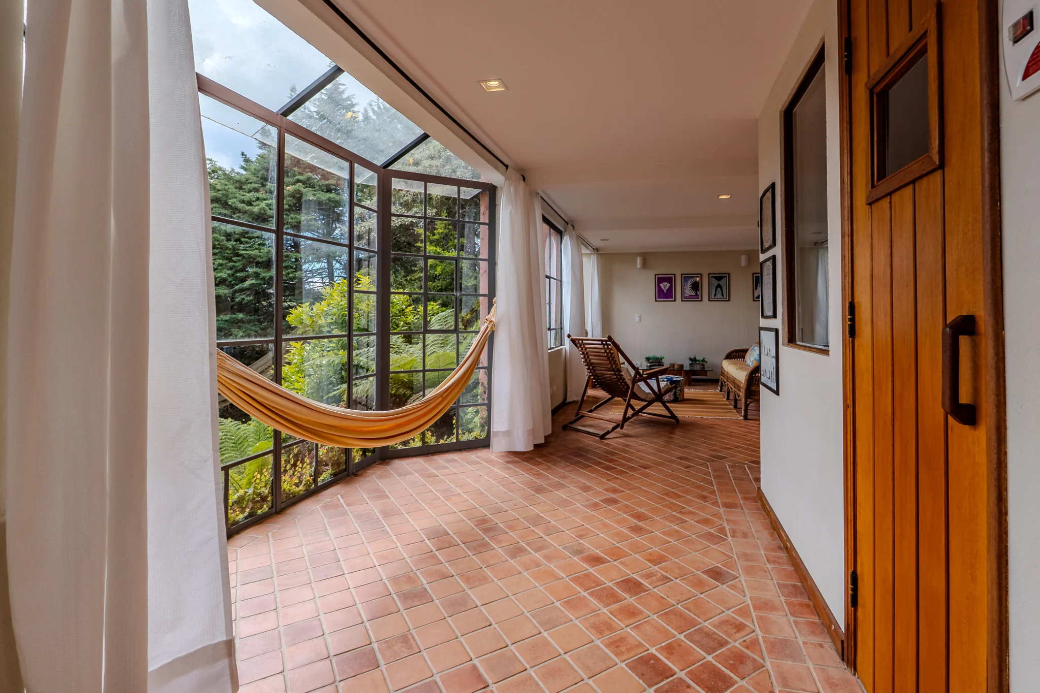 Casa estilo Toscana à venda com 4 suítes no Condomínio Vila Simonsen em Campos do Jordão/SP. 