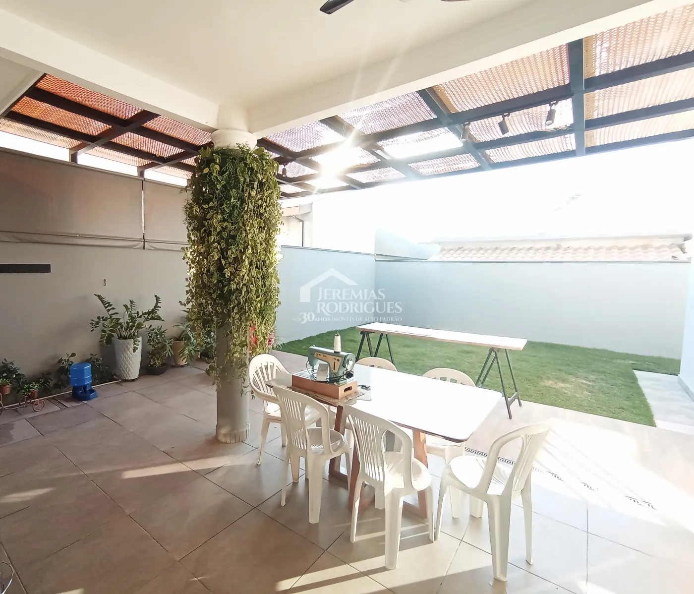 Casa à venda com 3 dormitórios no Condomínio Terras do Vale em Caçapava/SP.