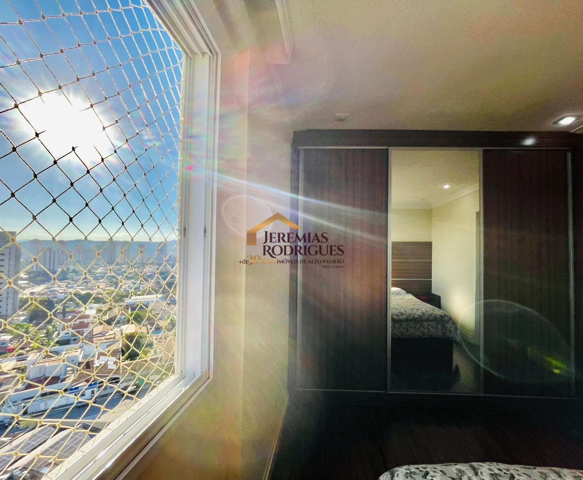 Apartamento à venda no Edifício Sauípe em Taubaté/SP.