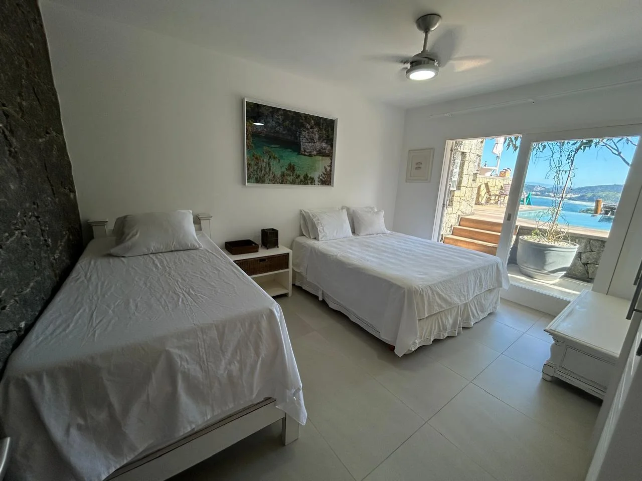 Casa á venda com 4 dormitórios no Condomínio Alto da Praia Vermelha em Ubatuba/SP.