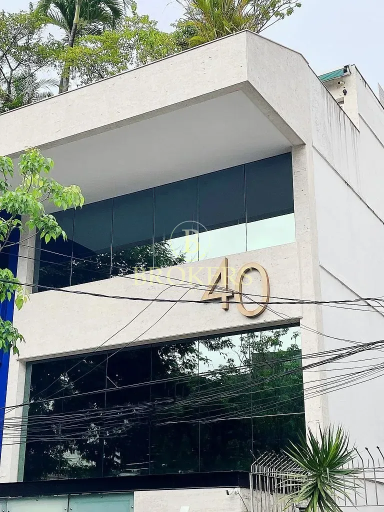 Edifício de sede corporativa exclusiva no Humaitá em localização estratégica da Zona Sul