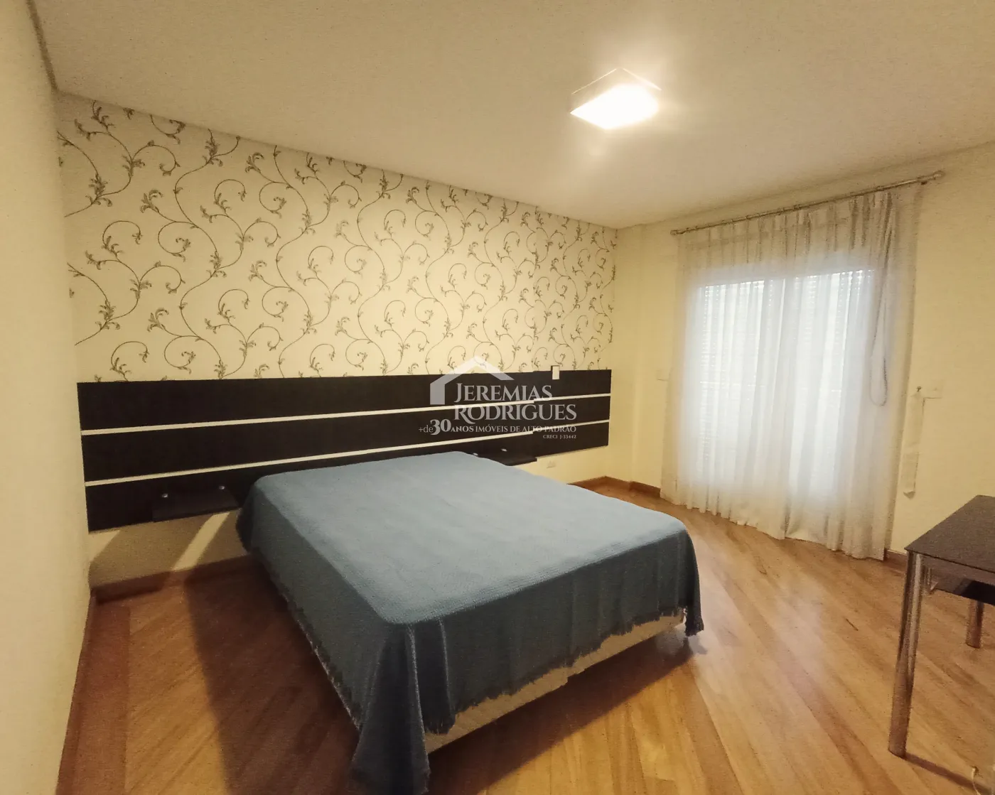 Apartamento duplex à venda com 4 suítes, 401 m² no Condomínio Chateau D Amboise em Campos do Jordão/SP.