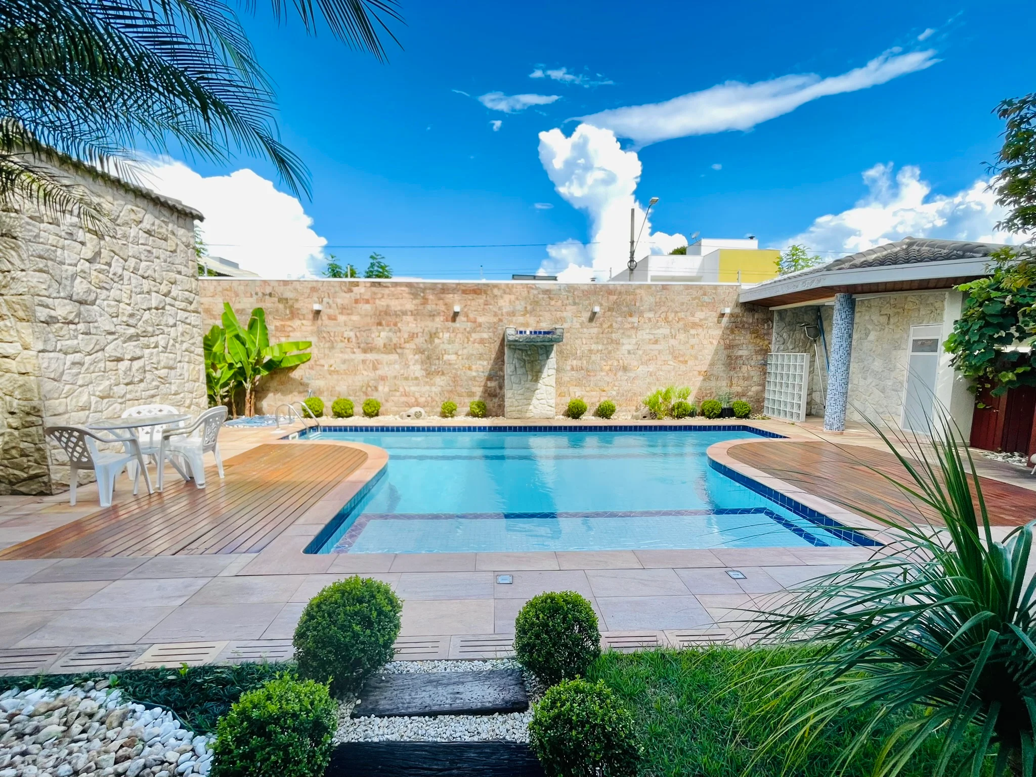 Casa à venda com 4 dormitórios no Condomínio Campos do Conde II em Tremembé/SP.