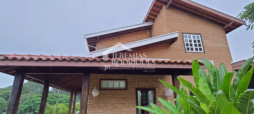 A Imobiliária Jeremias Rodrigues Imóveis de Alto Padrão disponibiliza para venda e locação essa casa no Condomínio Chácaras Cataguá em Taubaté/SP.