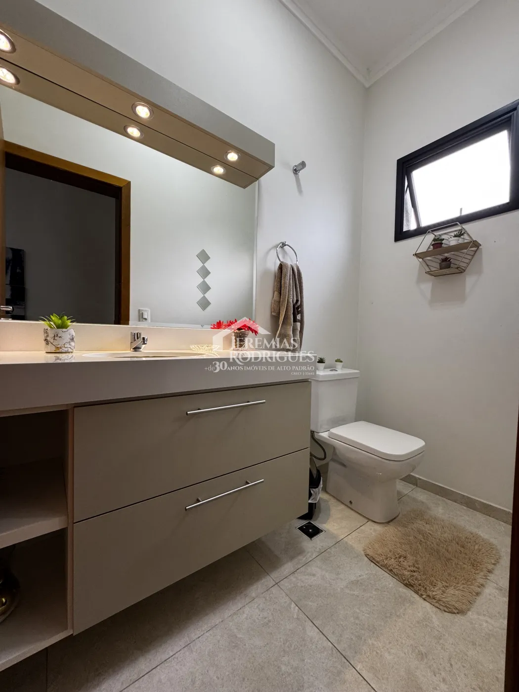 Casa à venda com 3 suítes no Condomínio Reserva dos Lagos em Pindamonhangaba/SP.