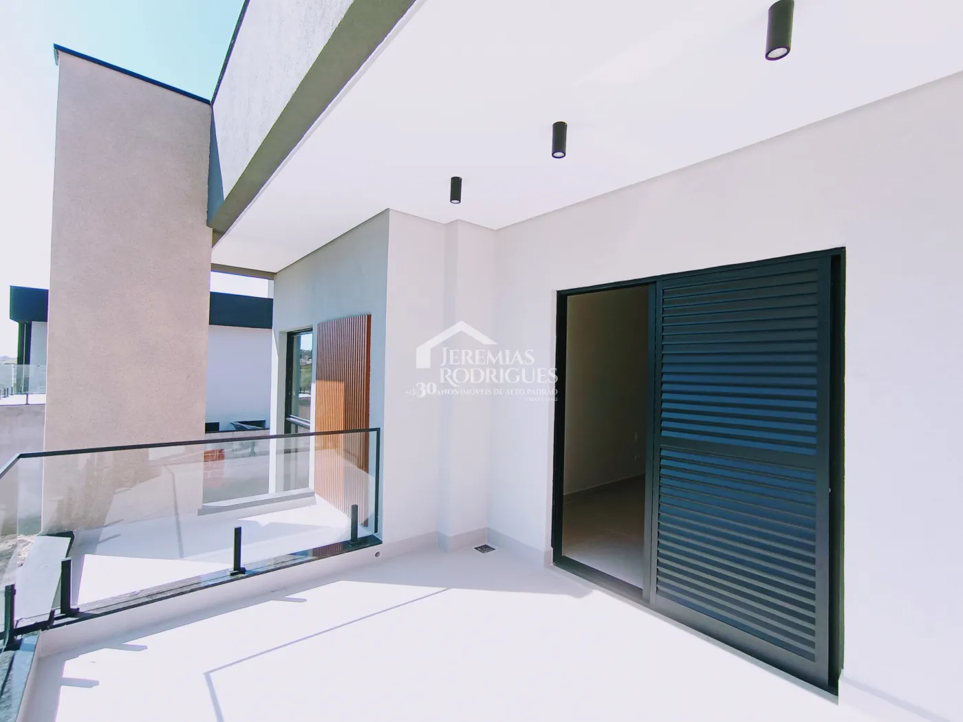 Casa à venda com 3 dormitórios no Condomínio Malibu em Caçapava/SP.