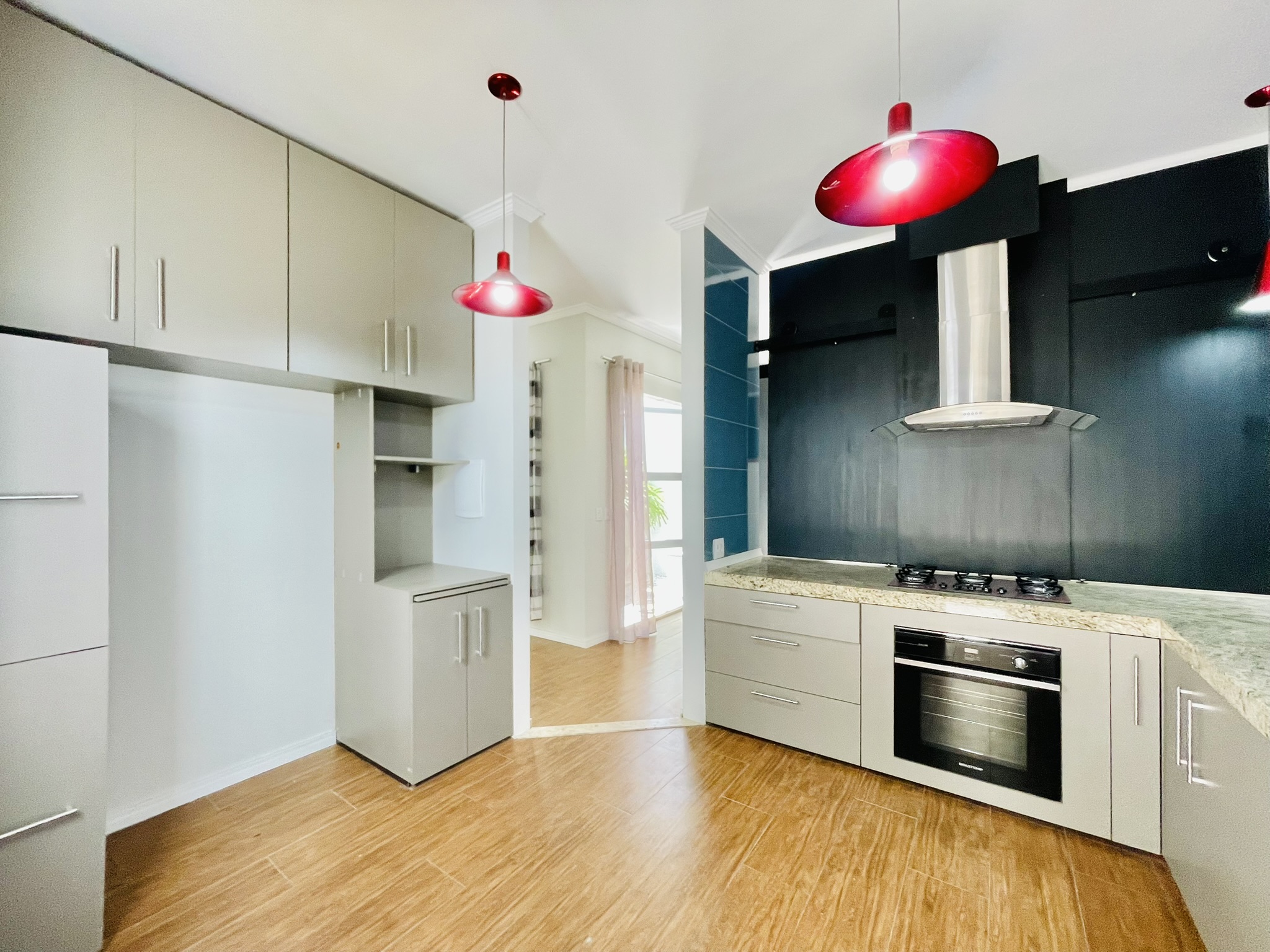 Casa à venda com 3 suítes no Condomínio Campos do Conde II em Tremembé/SP.