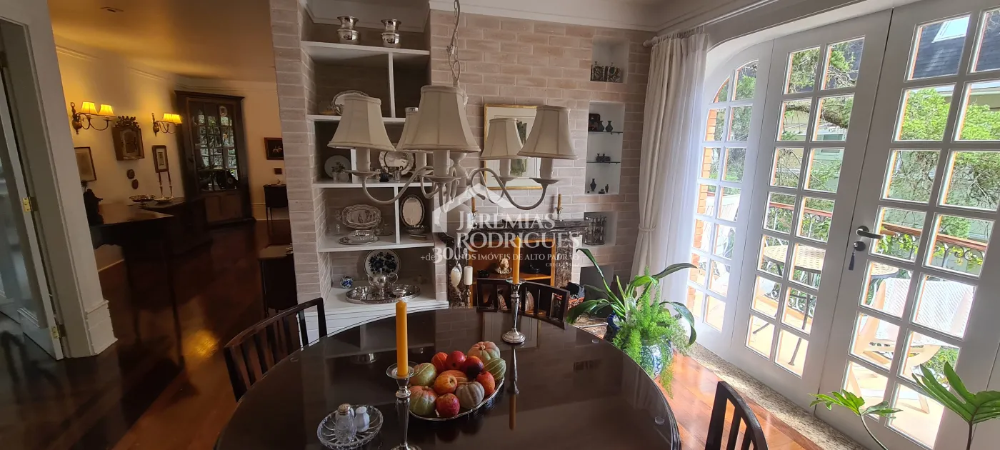 Apartamento à venda com 4 suítes no Edifício Evergreen em Campos do Jordão/SP