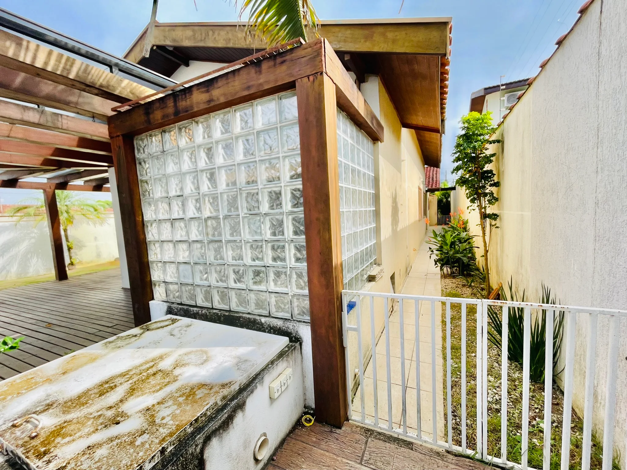 Casa para venda e locação no bairro Lessa em Pindamonhangaba/SP.