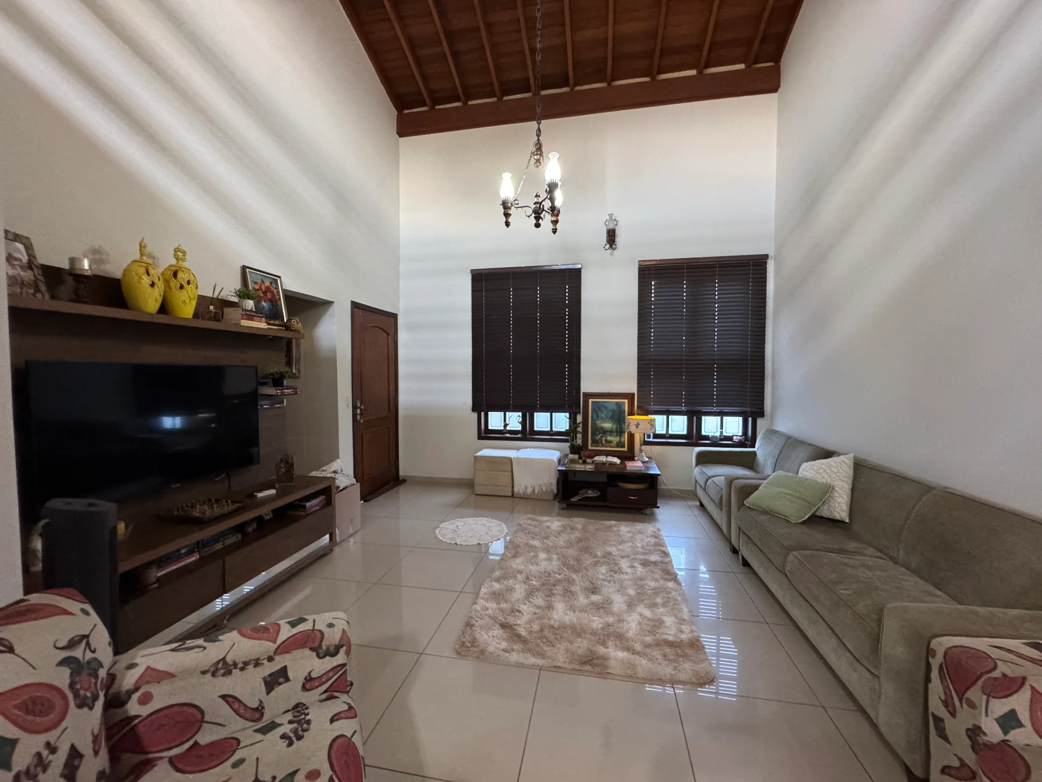 Casa à venda no bairro Jardim Residencial Doutor Lessa em Pindamonhangaba/SP. 