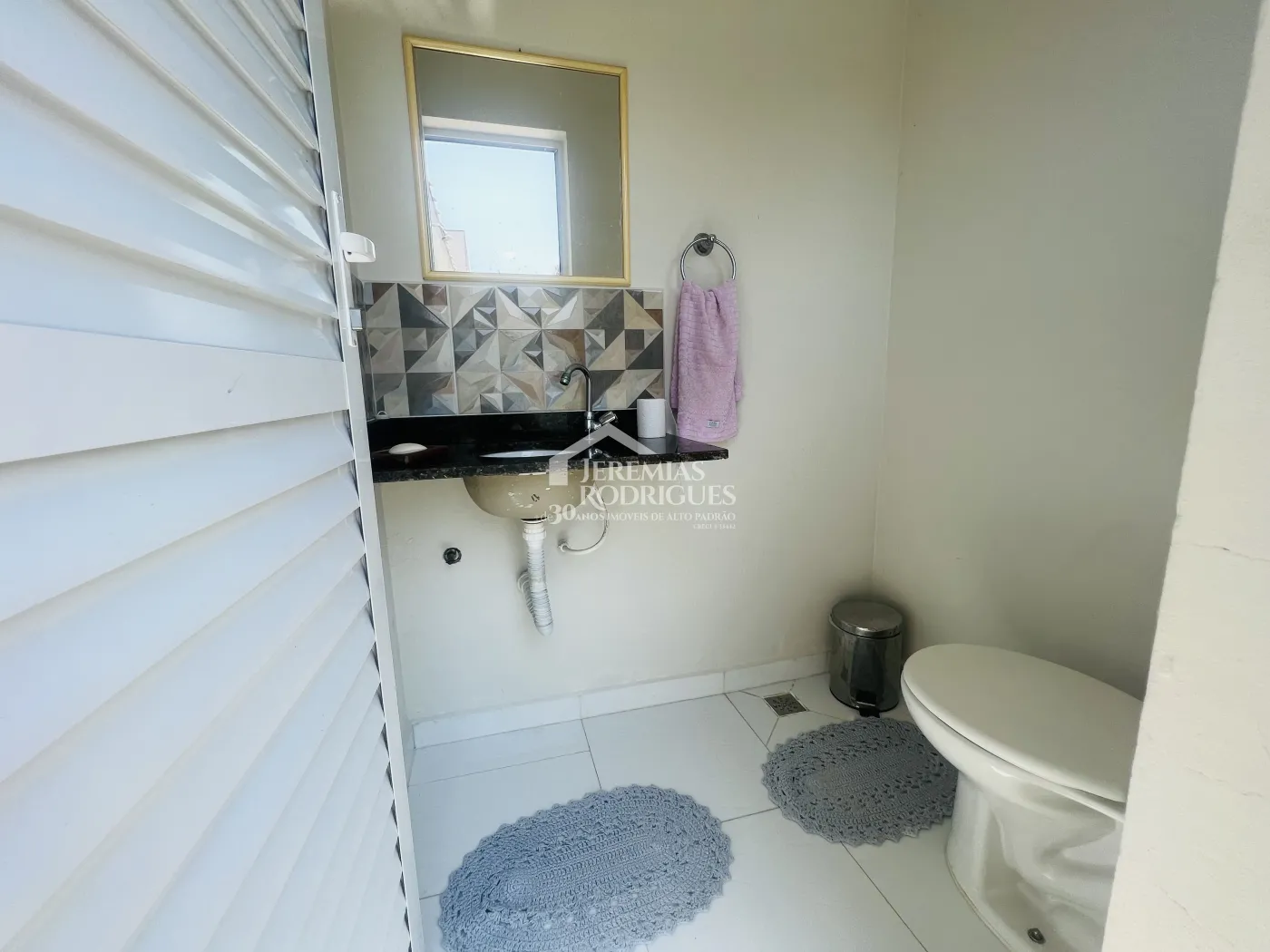 Casa à venda com 3 dormitórios no bairro Lessa em Pindamonhangaba/SP. 