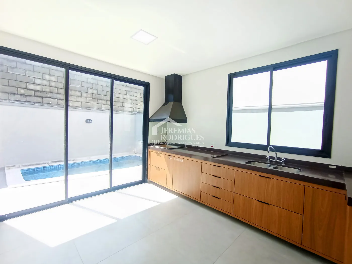 Casa à venda com 3 suítes no Condomínio Campos do Conde II em Tremembé/SP.