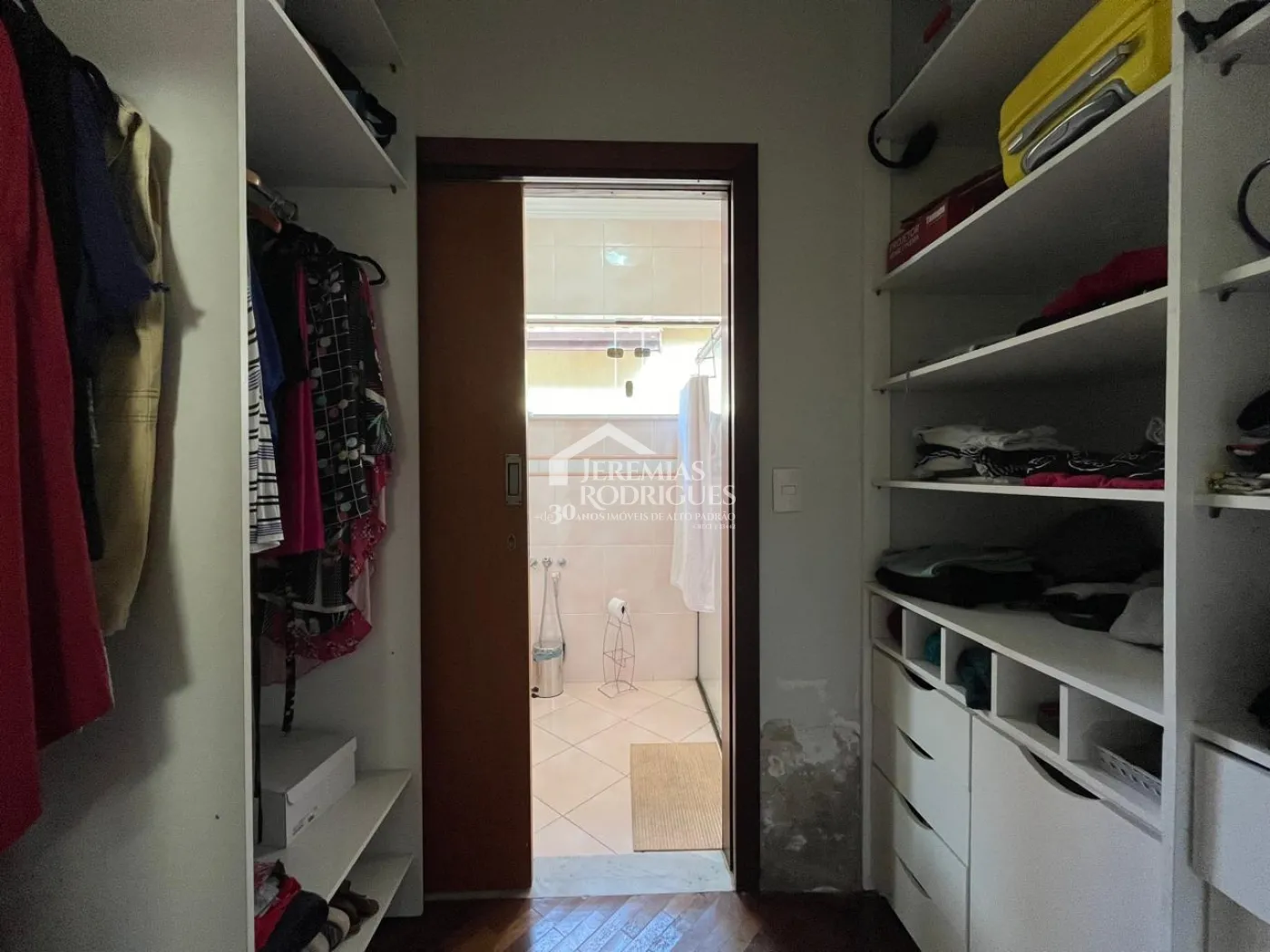 Casa à venda com 4 suítes no Condomínio Taubaté Village em Taubaté/SP.