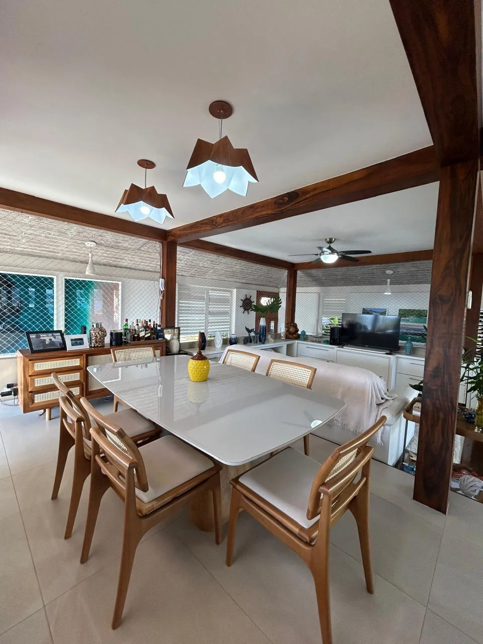 Casa á venda com 4 dormitórios no Condomínio Alto da Praia Vermelha em Ubatuba/SP.