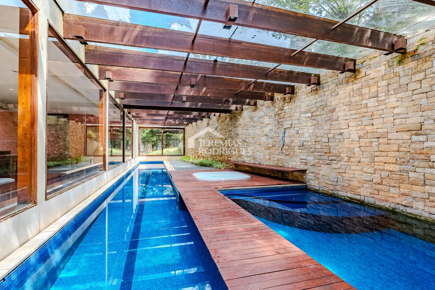 Casa para venda com 5 suítes no Condomínio Villandry em Campos do Jordão/SP