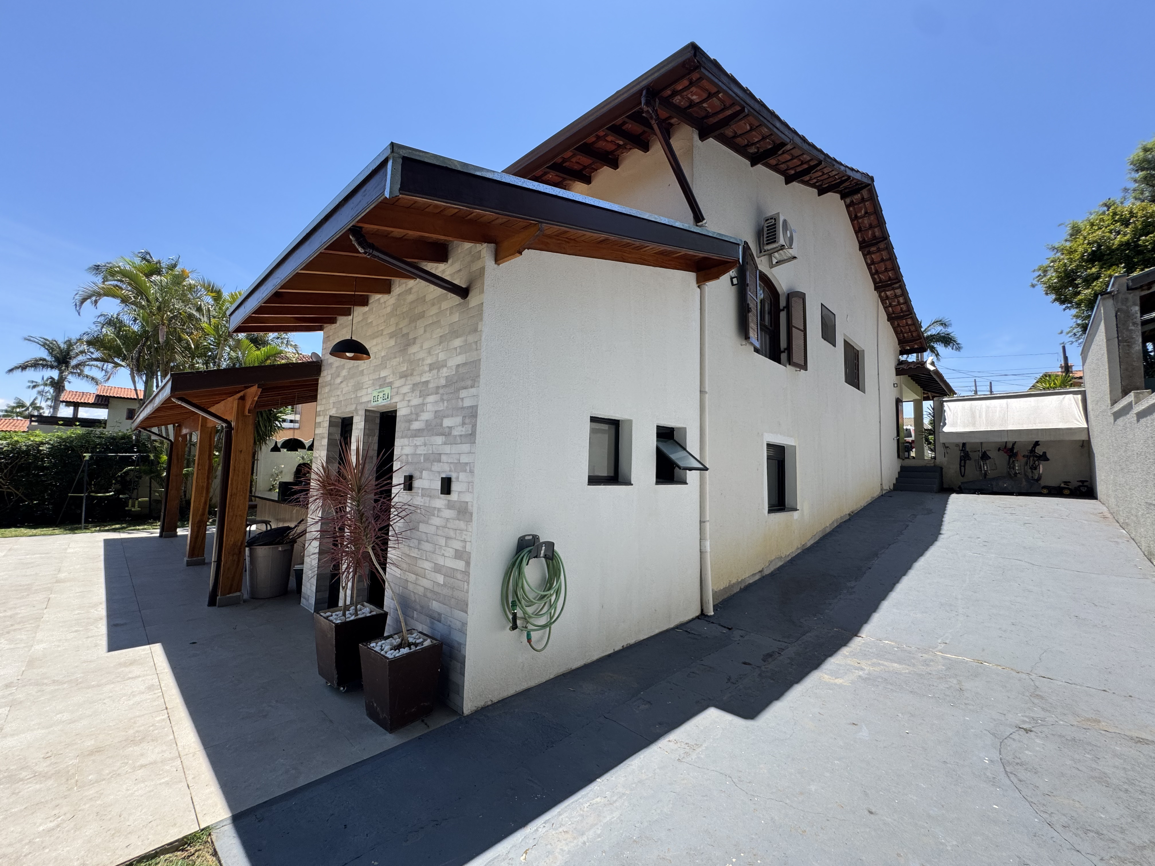 Casa à venda com 4 dormitórios no Condomínio Village Paineiras em Pindamonhangaba/SP.