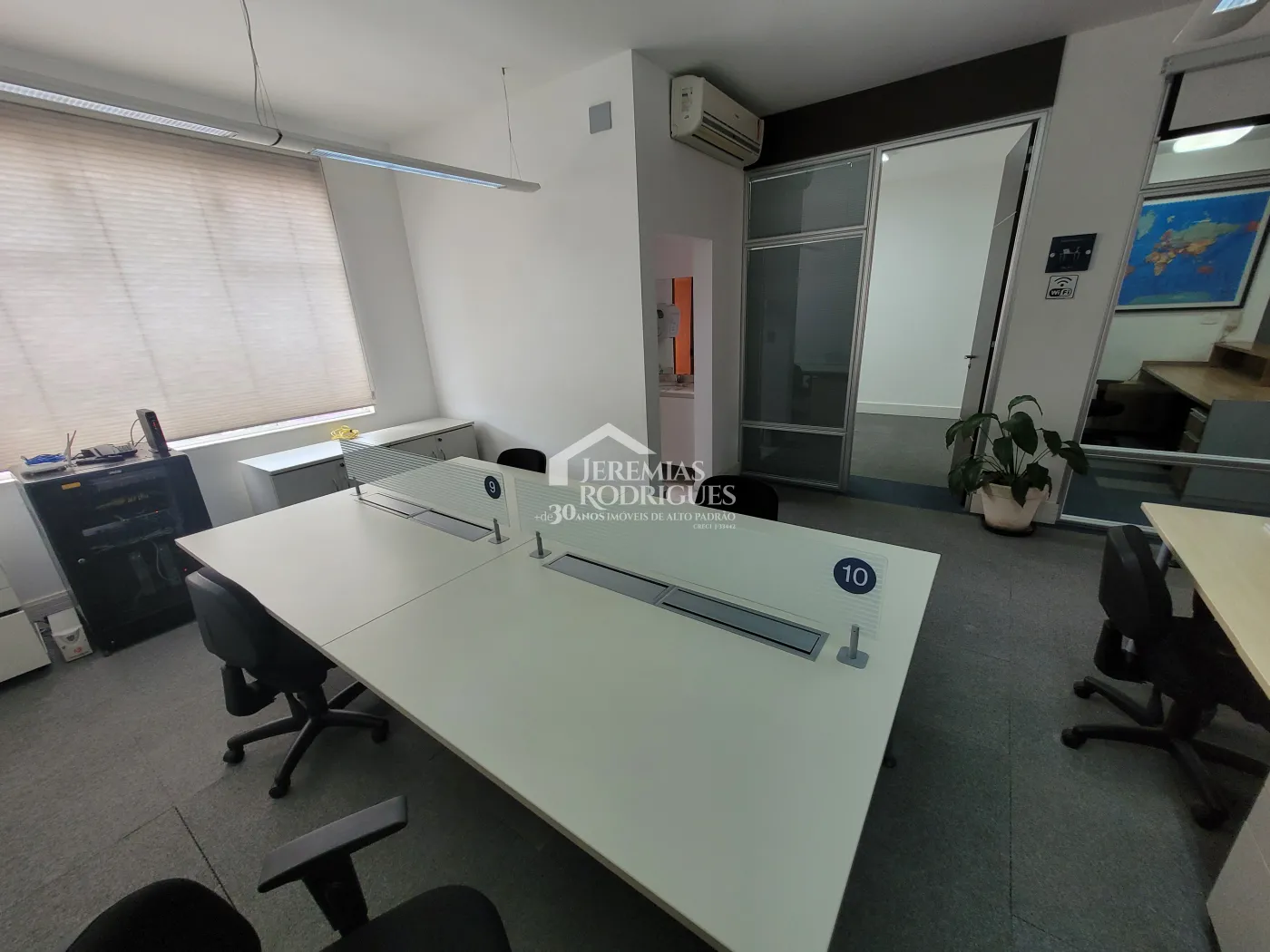 Três salas comerciais com 300 m² no Edifício Village Coworking em Pindamonhangaba/SP.