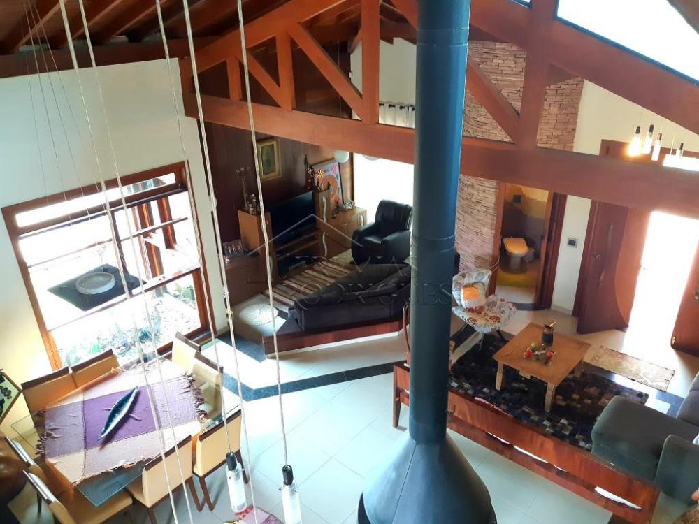 Casa à venda com 6 dormitórios no Condomínio Chácaras Cataguá em Taubaté/SP.