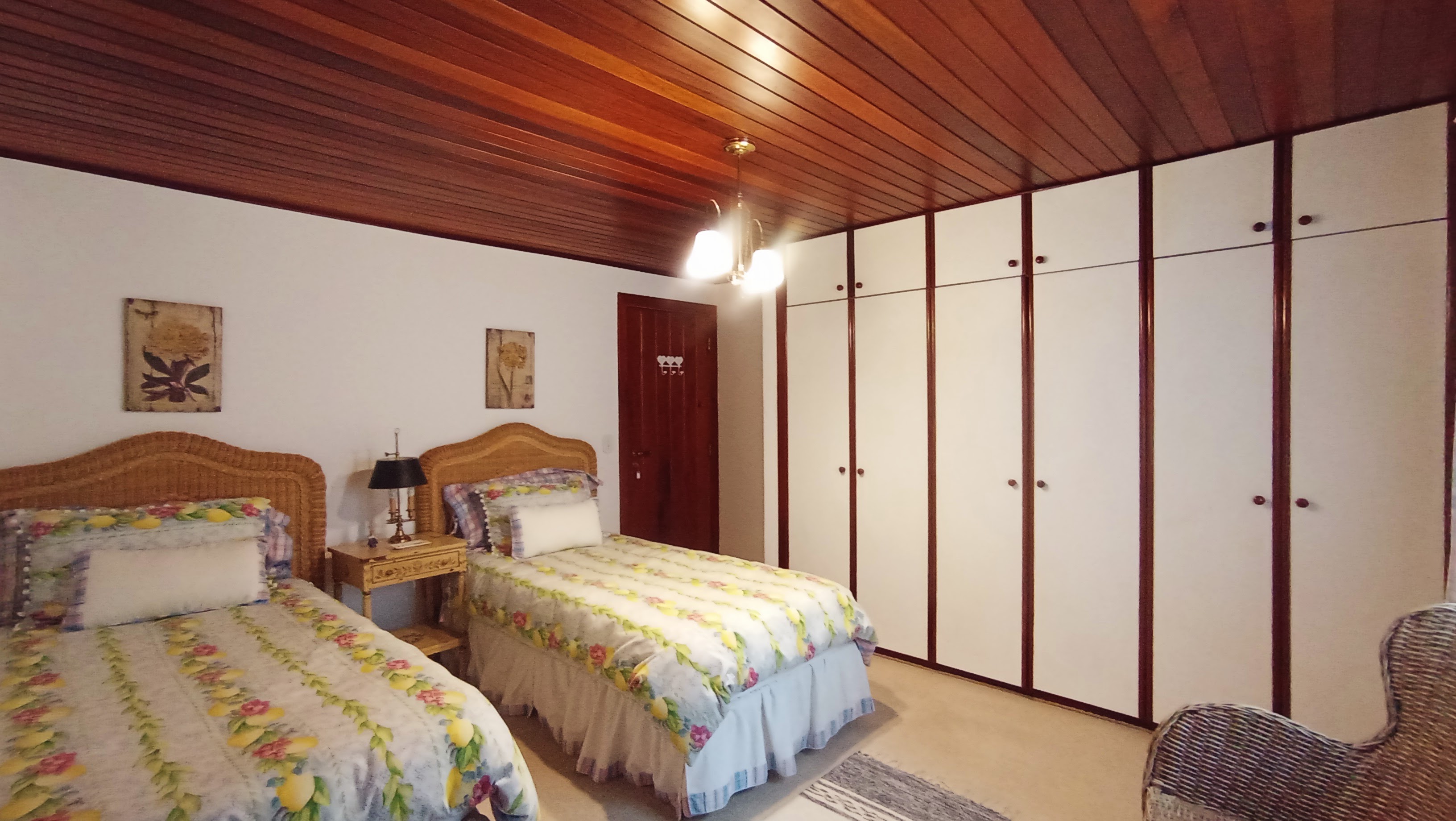 Casa à venda com 5 dormitórios no Capivari em Campos do Jordão/SP.