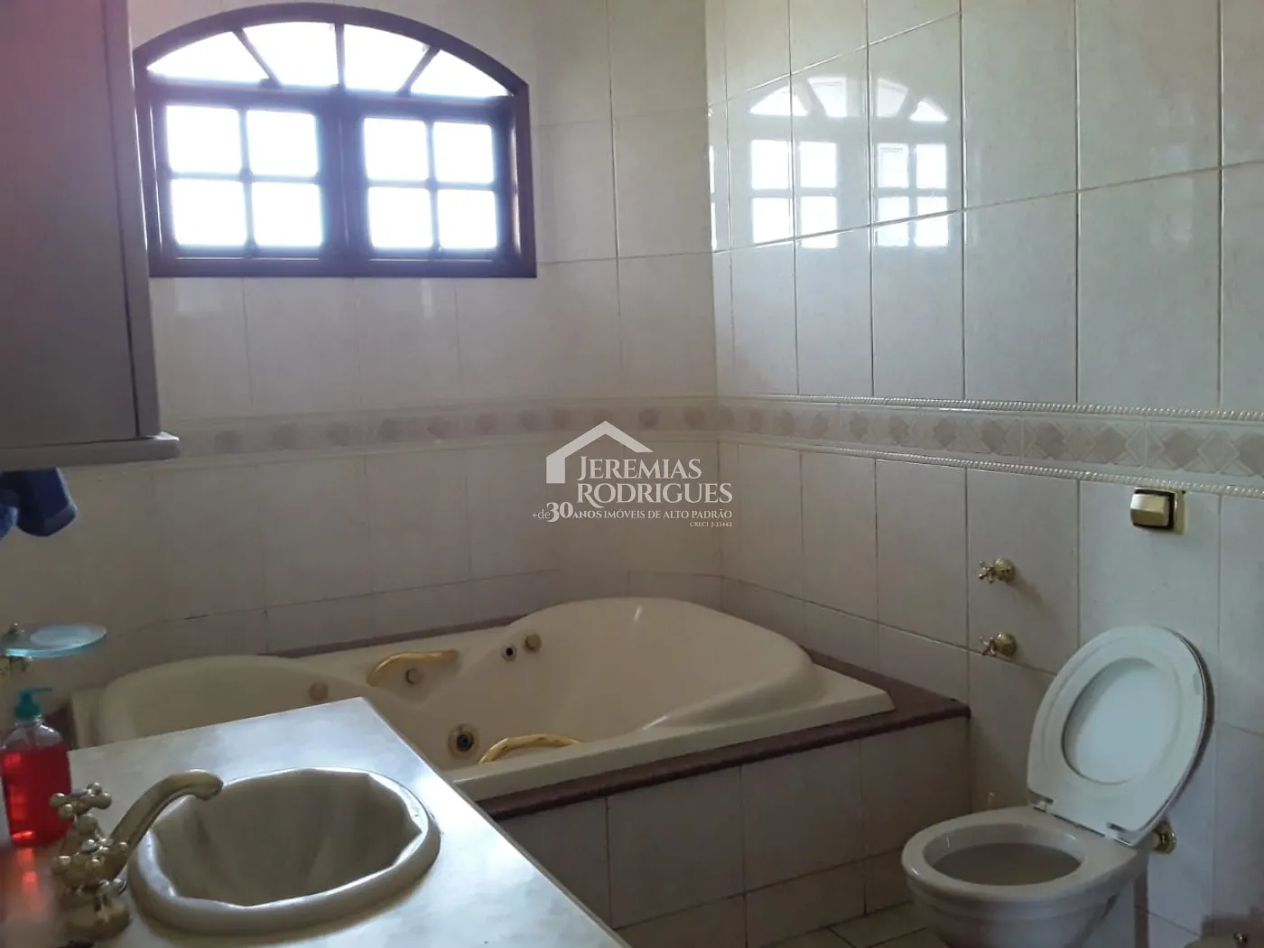 Casa sobradada à venda com 3 dormitórios no bairro Jardim Morumby em Taubaté/SP