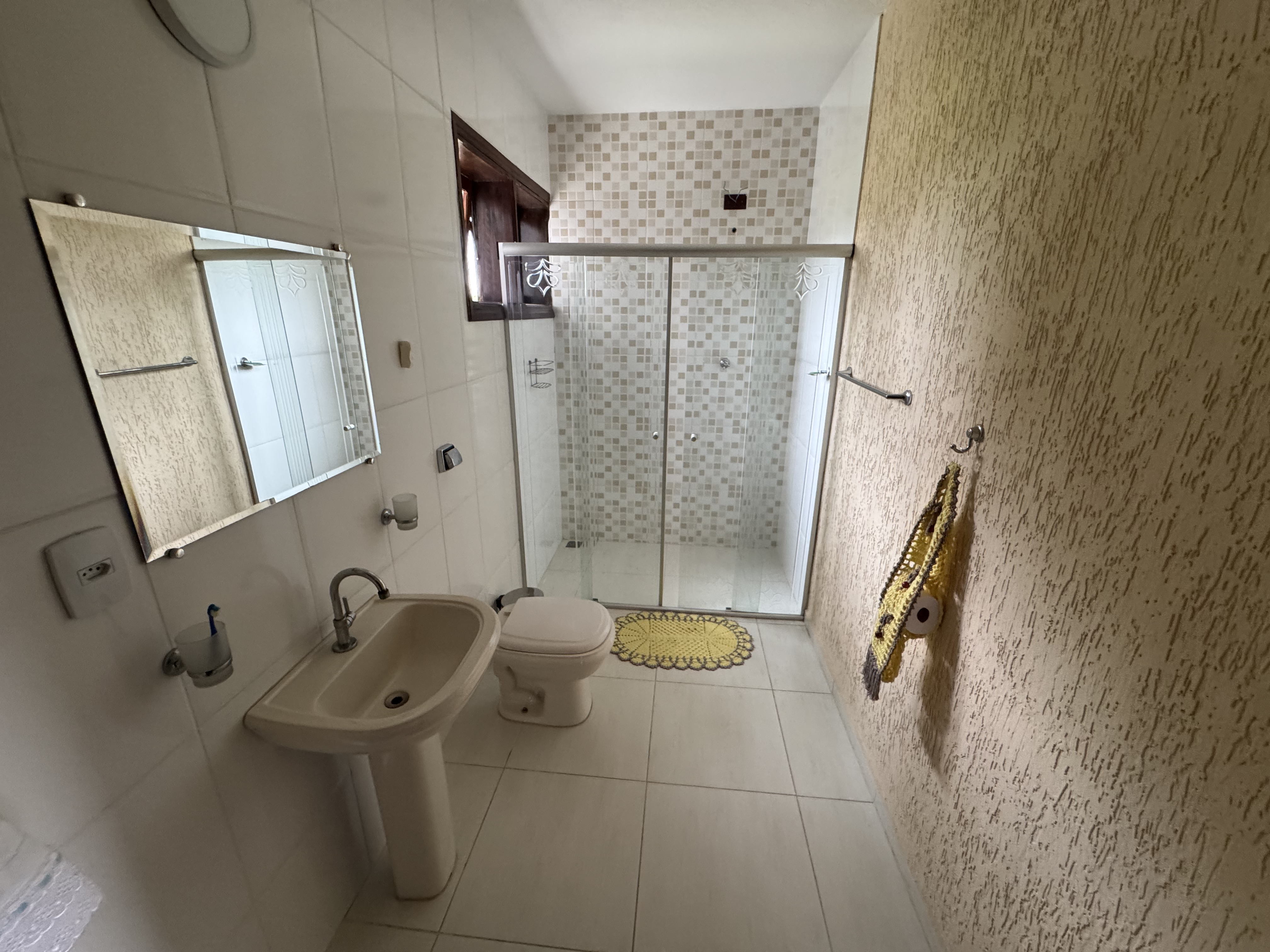 Casa à venda com 3 dormitórios no Condomínio Village Paineiras em Pindamonhangaba/SP.