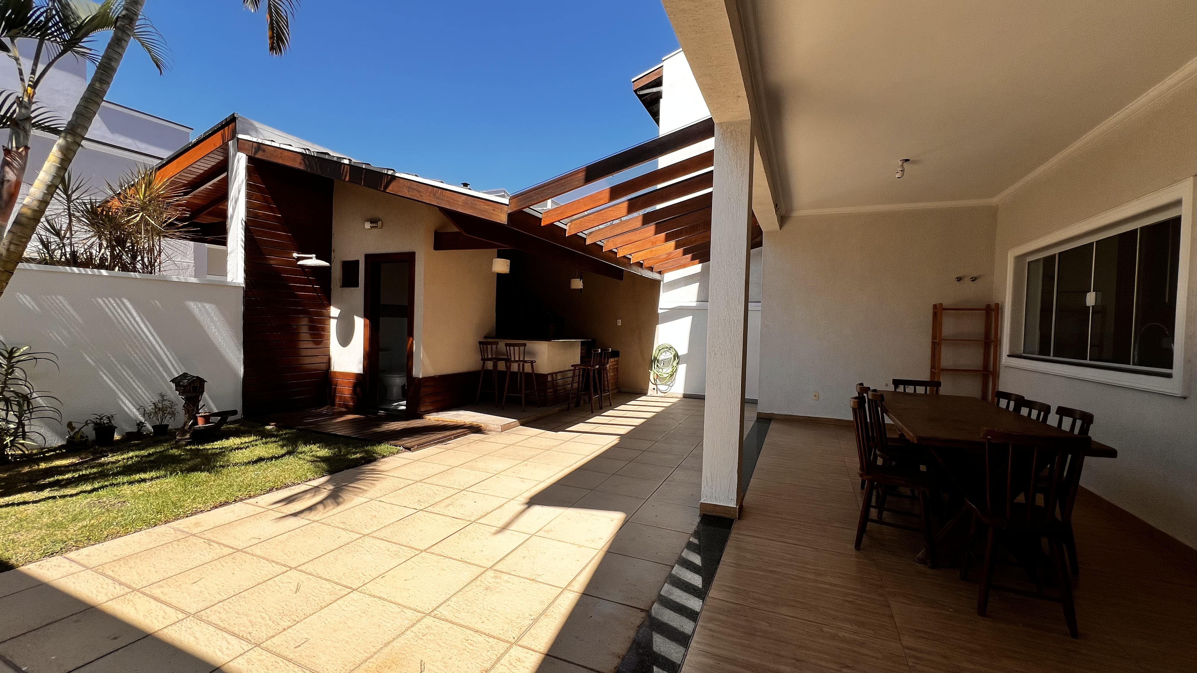 Casa à venda com 4 suítes no Condomínio Campos do Conde II em Tremembé/SP.