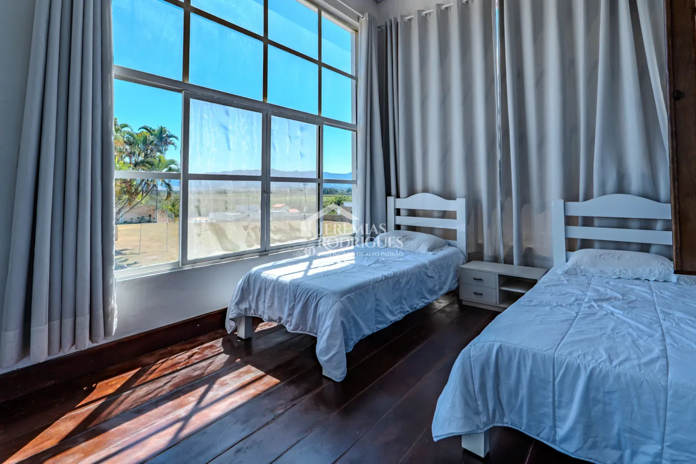 A Imobiliária Jeremias Rodrigues Imóveis de Alto Padrão disponibiliza para venda essa casa no Condomínio Morada do Visconde em Tremembé/SP.