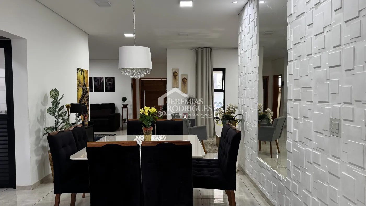 Casa à venda com 3 suítes no Condomínio Reserva dos Lagos em Pindamonhangaba/SP.