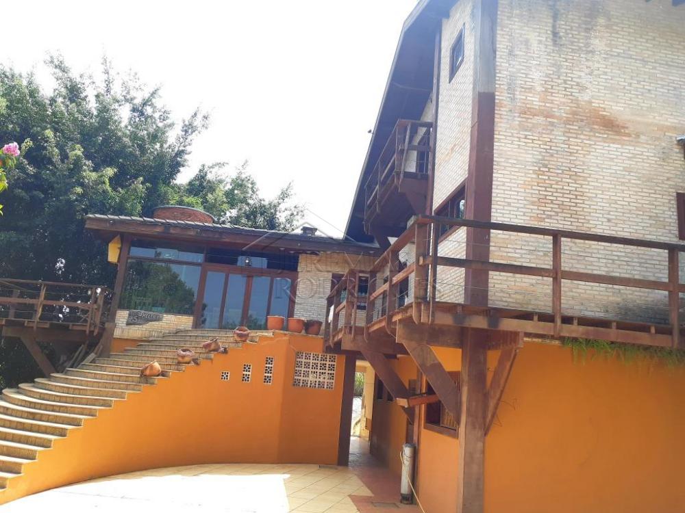 Casa à venda com 6 dormitórios no Condomínio Chácaras Cataguá em Taubaté/SP.