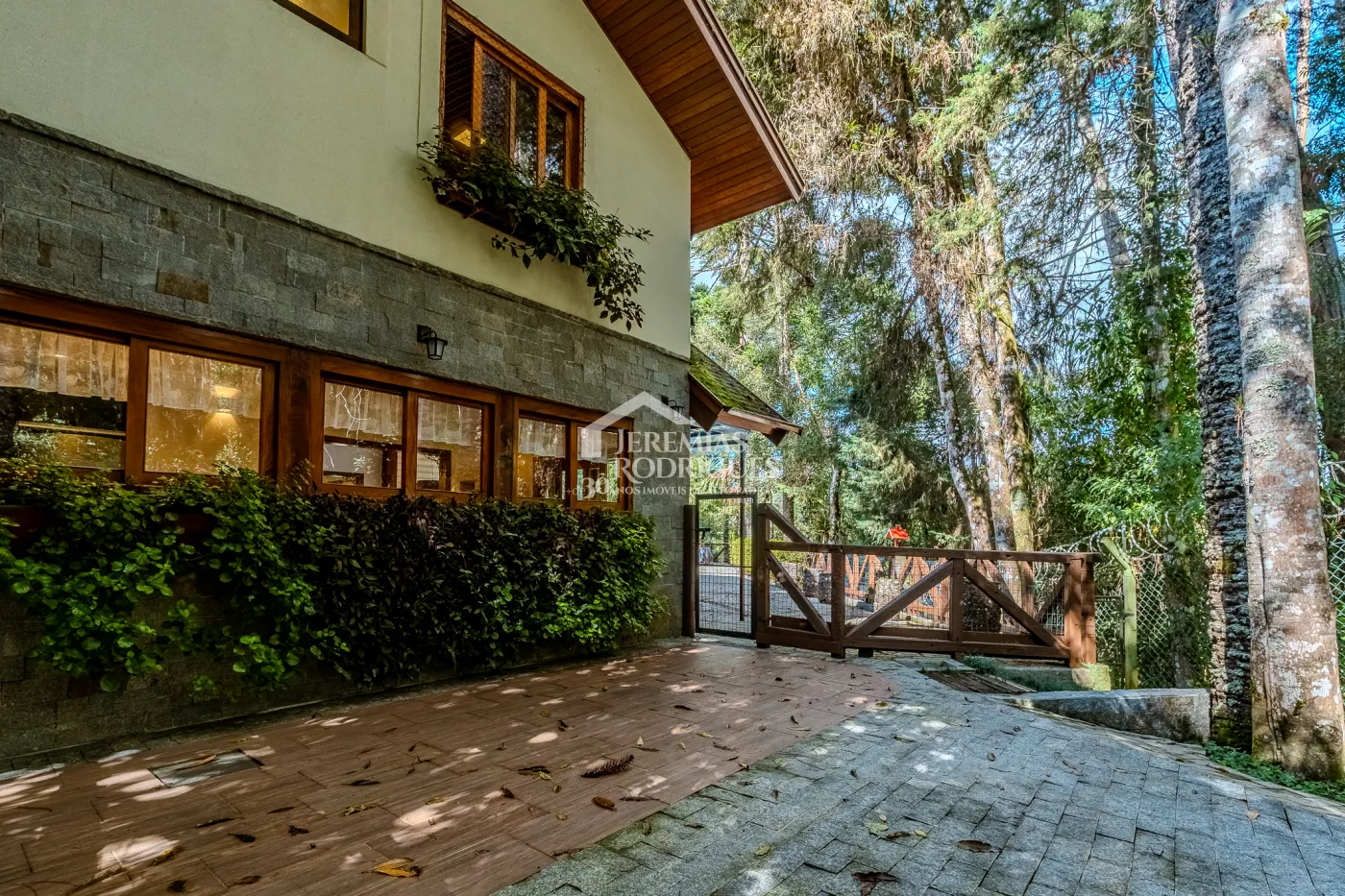 Casa à venda com 3 suítes no Condomínio Reserva Figueiredo em Campos do Jordão/SP.