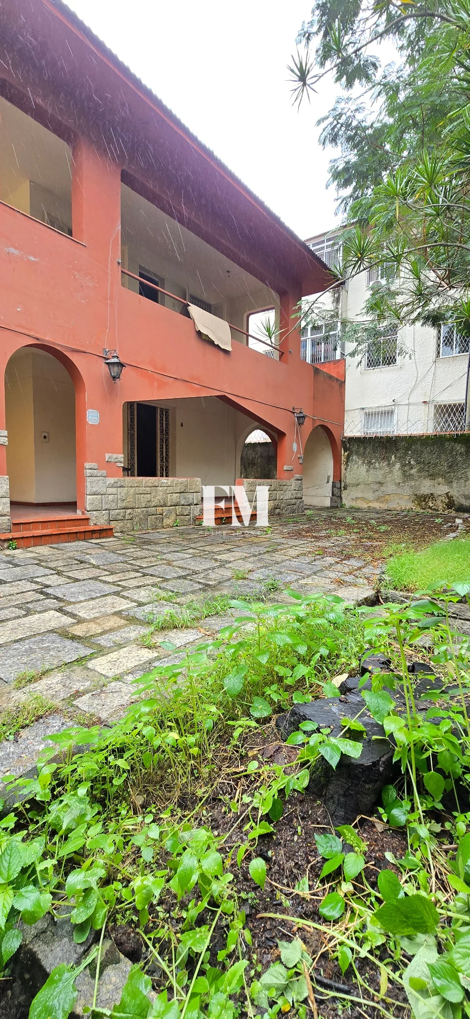Residência Exclusiva em Centro de Terreno em Laranjeiras