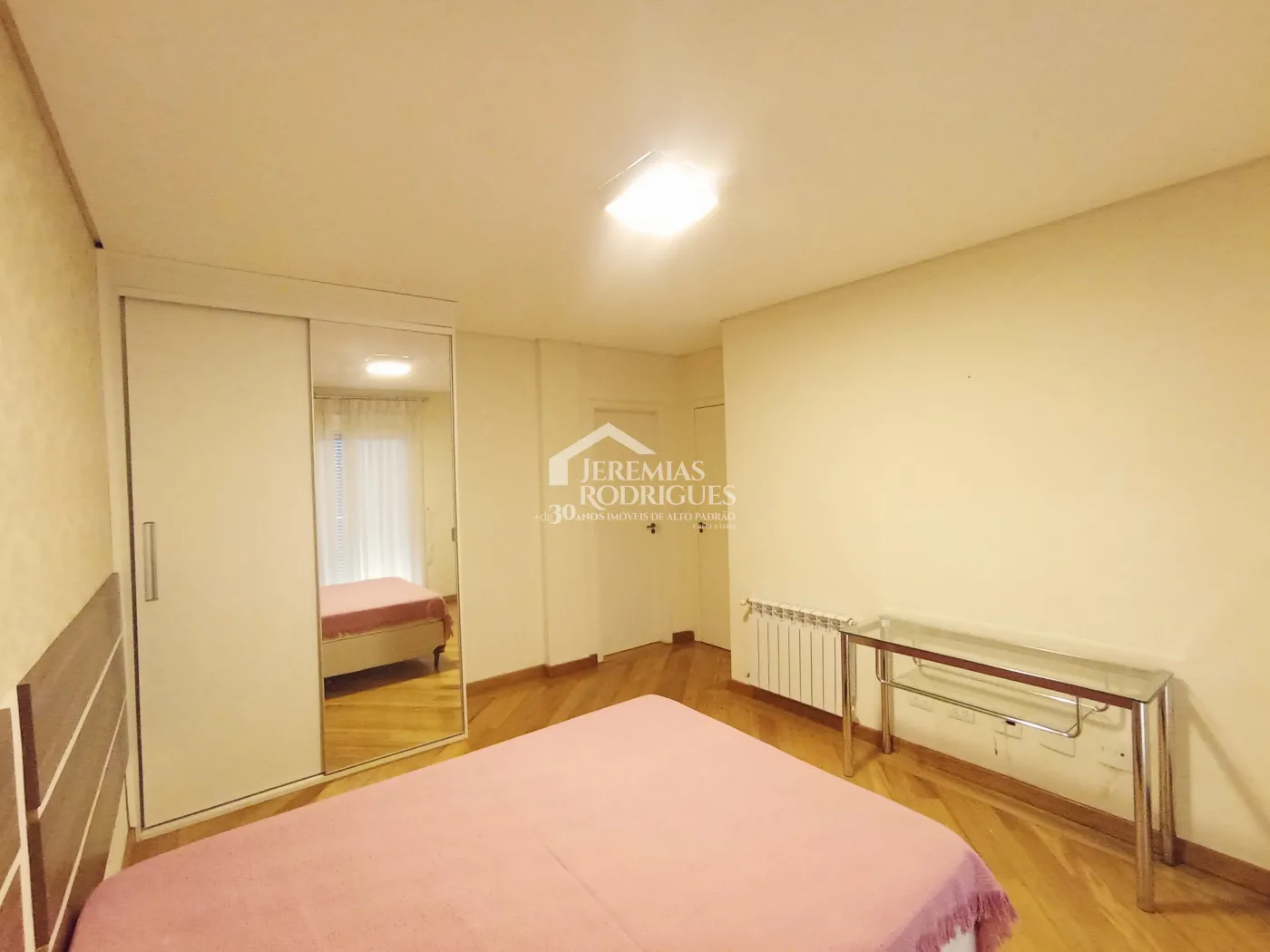 Apartamento duplex à venda com 4 suítes, 401 m² no Condomínio Chateau D Amboise em Campos do Jordão/SP.