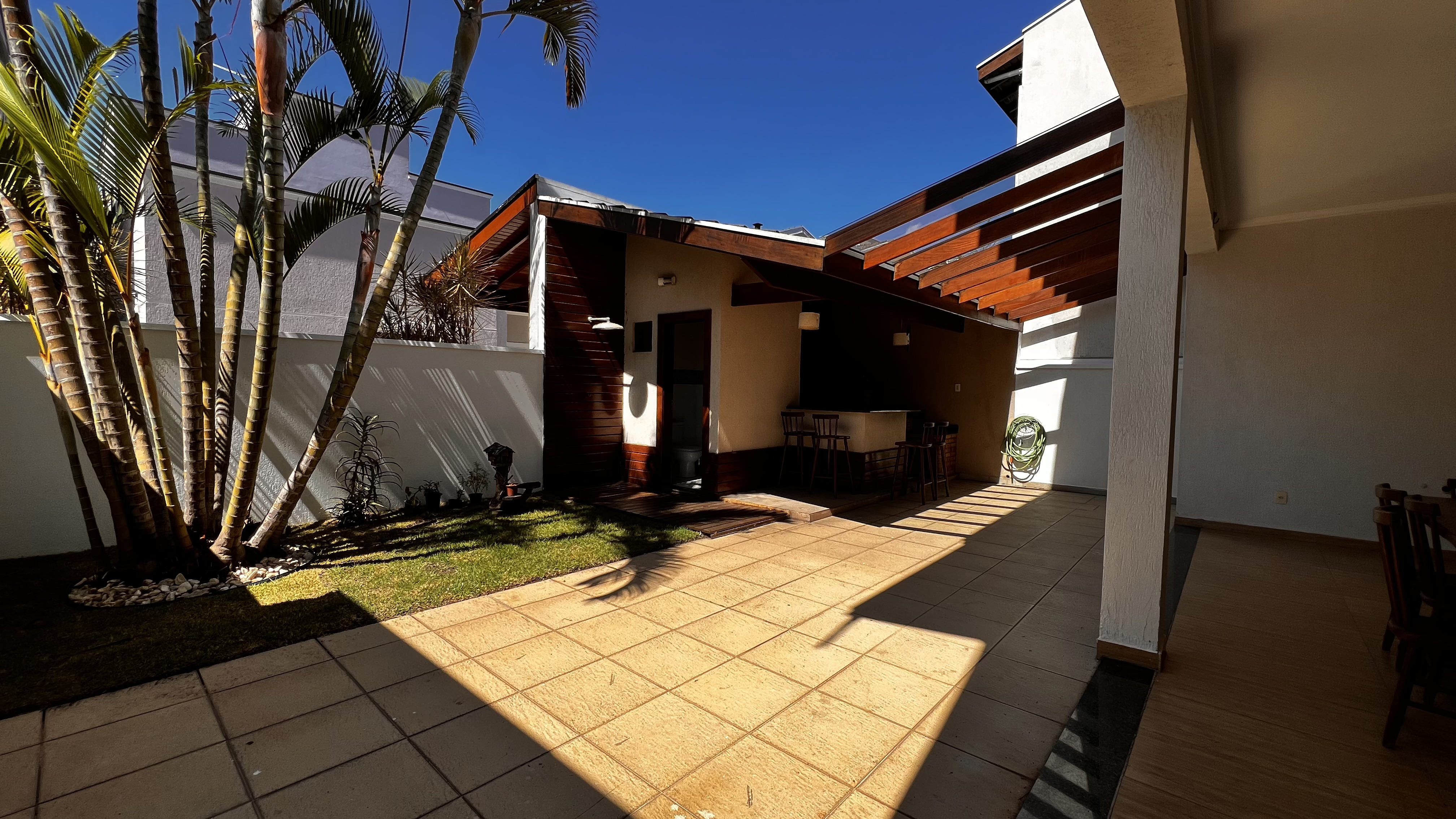 Casa à venda com 4 suítes no Condomínio Campos do Conde II em Tremembé/SP.