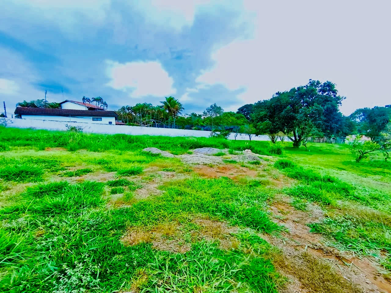 Terreno à venda com 2.500 m² no Condomínio Chácaras Cataguá em Taubaté/SP. 