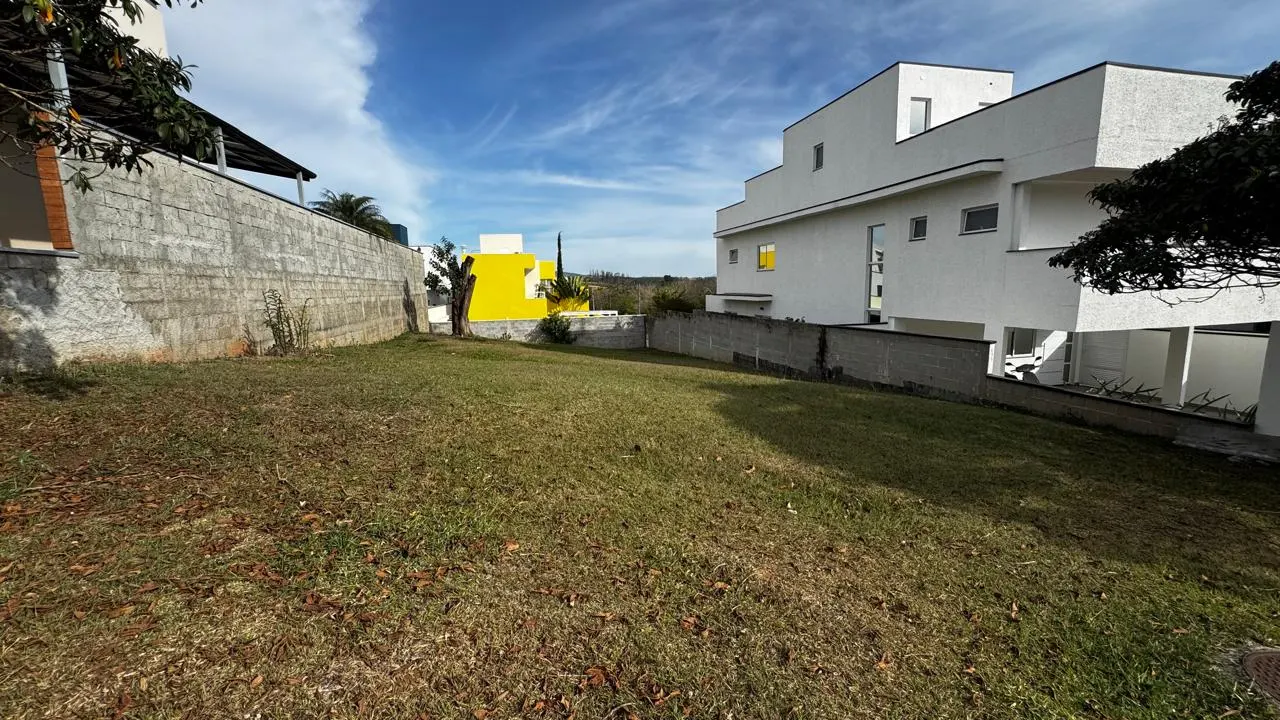 Terreno à venda com 400 m² no Condomínio Reserva dos Lagos em Pindamonhangaba/SP. 