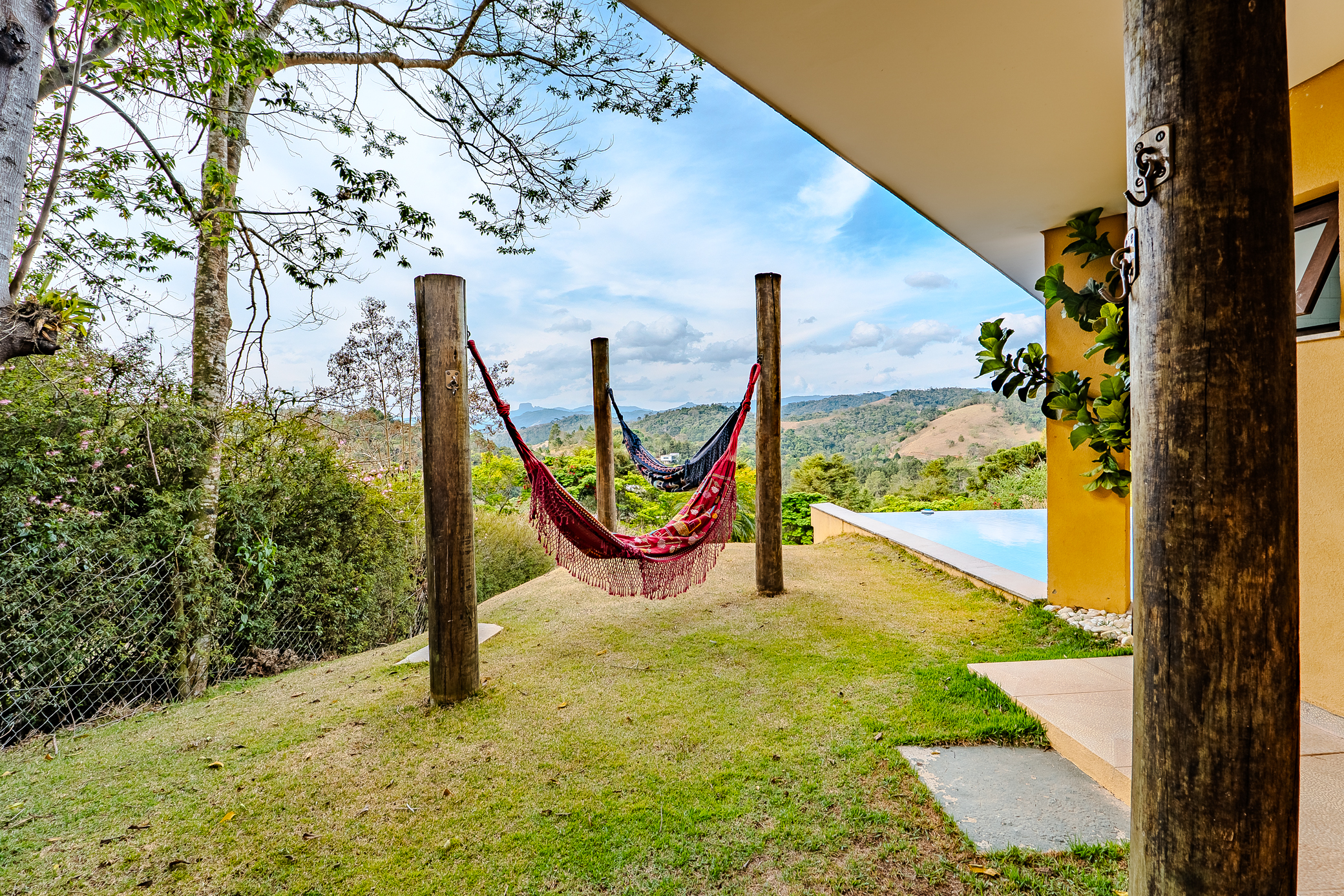 Casa à venda com com 5 suítes no Condomínio Country Club em Santo Antônio do Pinhal/SP. 
