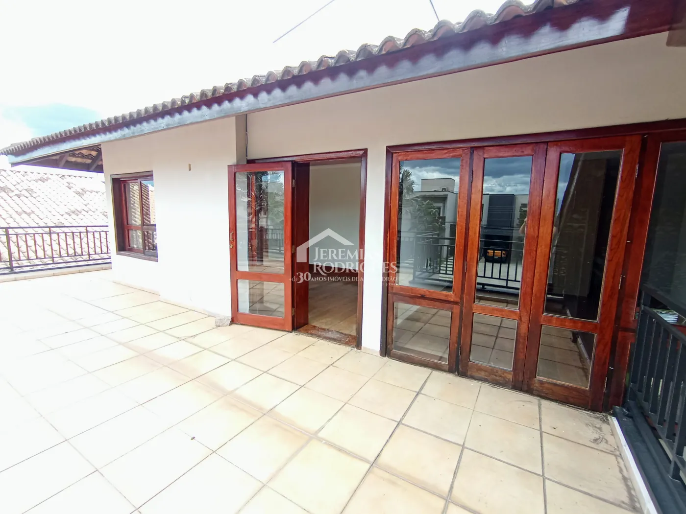 Casa à venda e locação com 4 suítes no Condomínio Colonial Village I em Pindamonhangaba/SP.