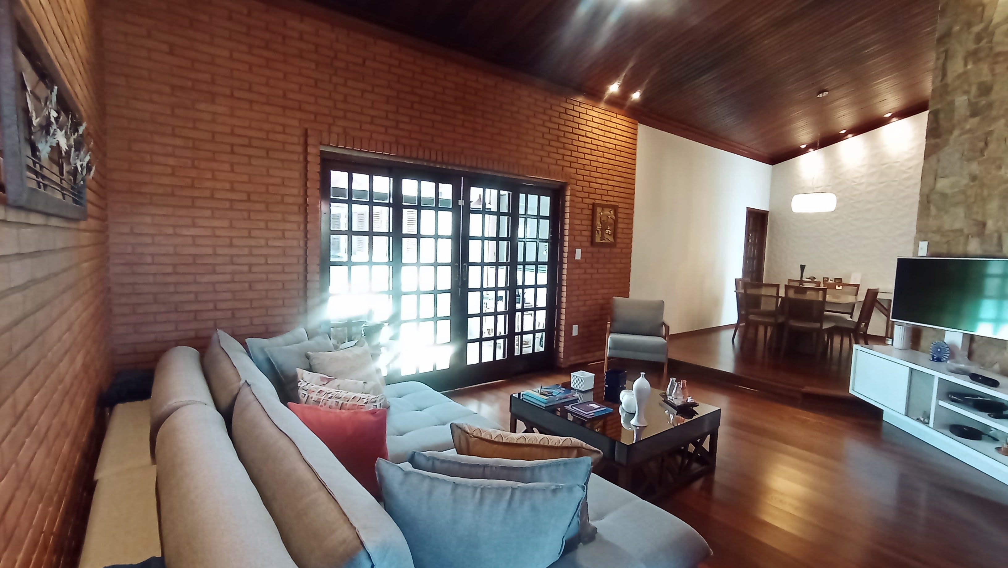 Casa à venda com 3 dormitórios no bairro Jardim do Sol em Taubaté/SP.