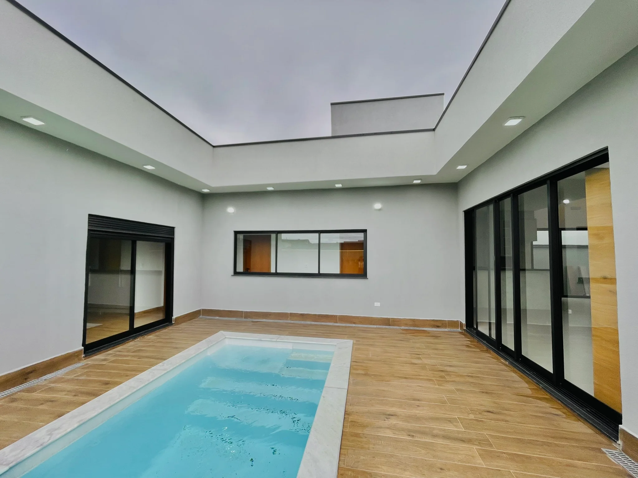 Casa à venda com 4 dormitórios no Condomínio Ouro Ville em Taubaté/SP.