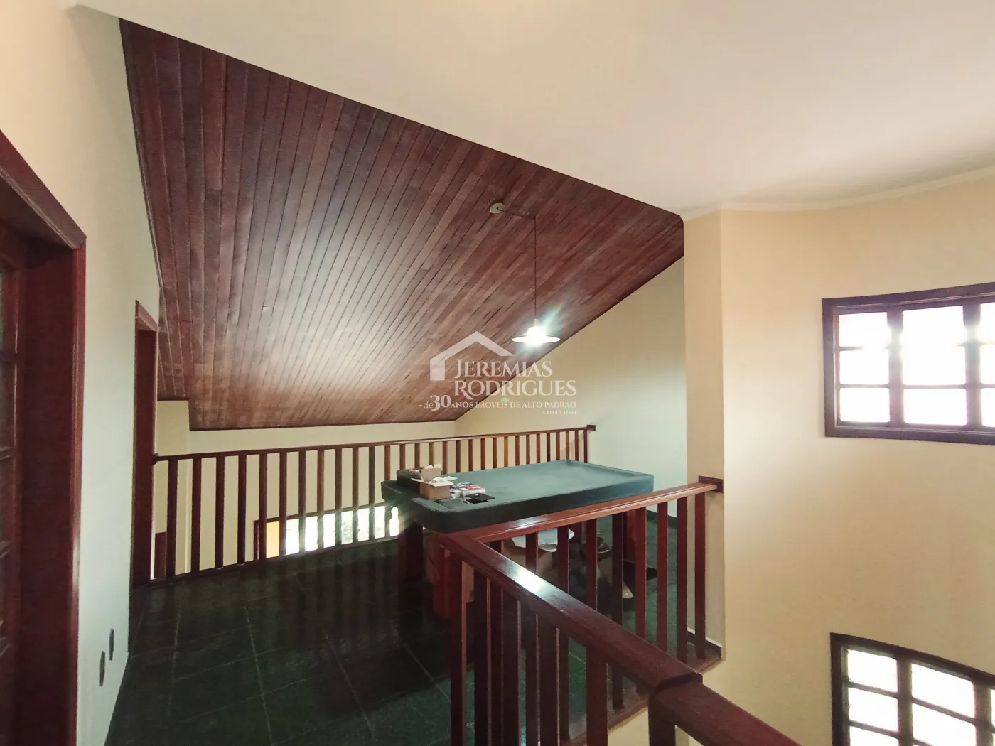 Casa para venda e locação com 3 suítes no bairro Parque das Flores em Taubaté/SP.