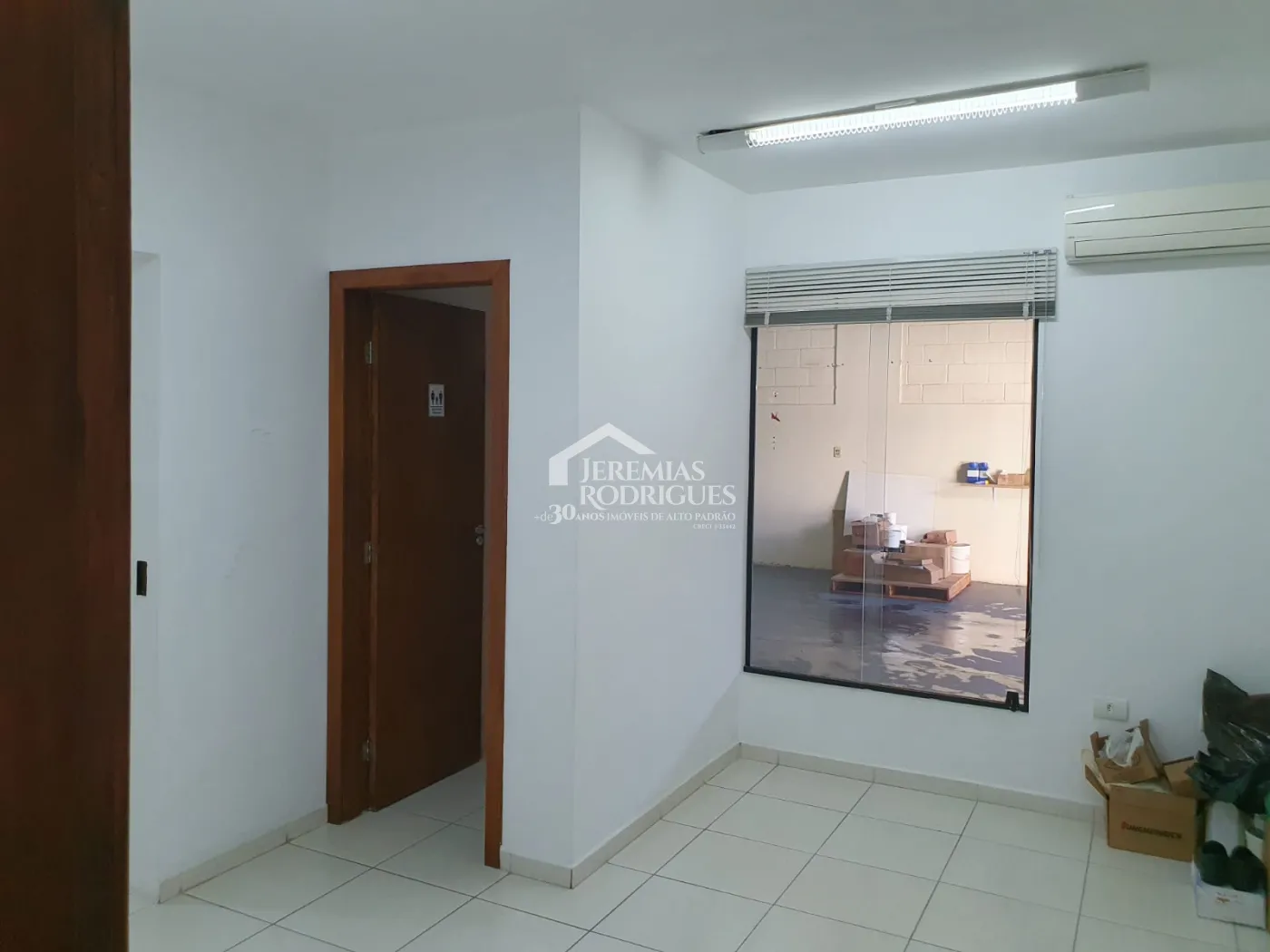 Galpão à venda no bairro Jardim Jaraguá em Taubaté/SP.