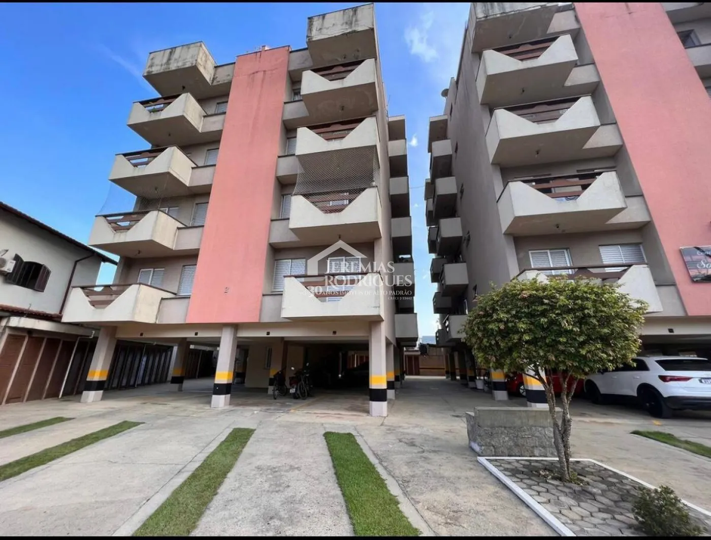 Cobertura duplex à venda com 2 dormitórios, 113 m² no Condomínio Sol Tropical em Ubatuba/SP.