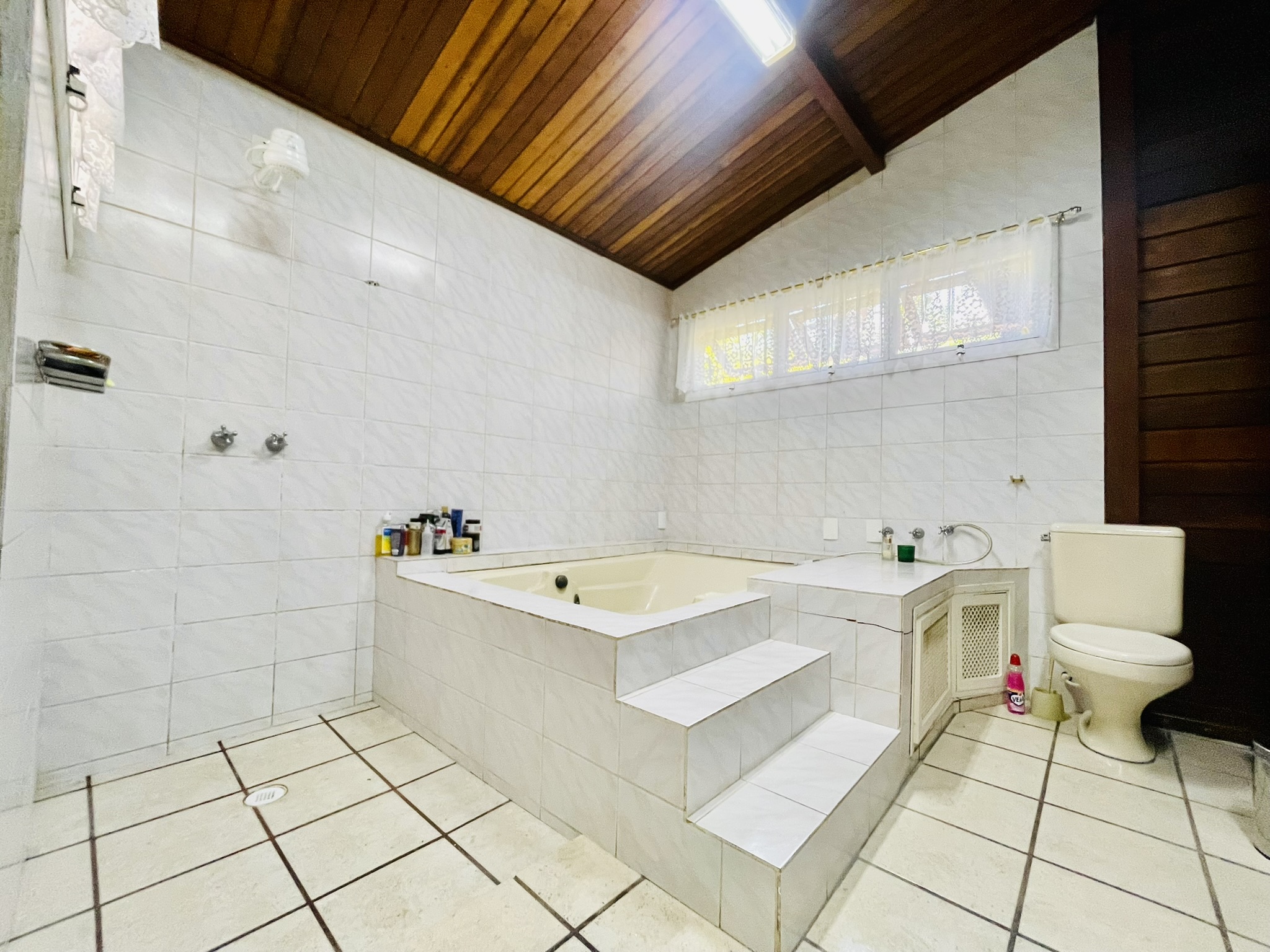 Casa à venda com 4 dormitórios no Condomínio Vale do Sol em Tremembé/SP.