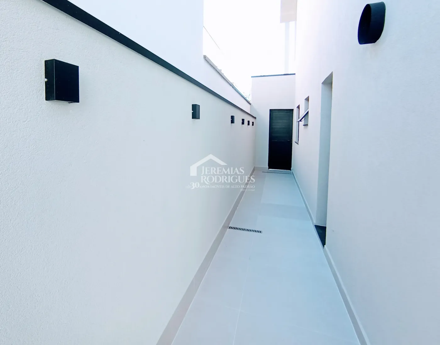 Casa à venda com 3 dormitórios no Condomínio Malibu em Caçapava/SP.